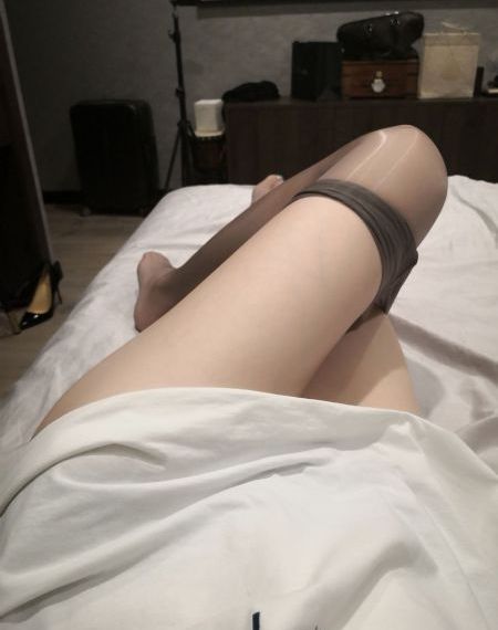 一前一后三个人一起骑自行车